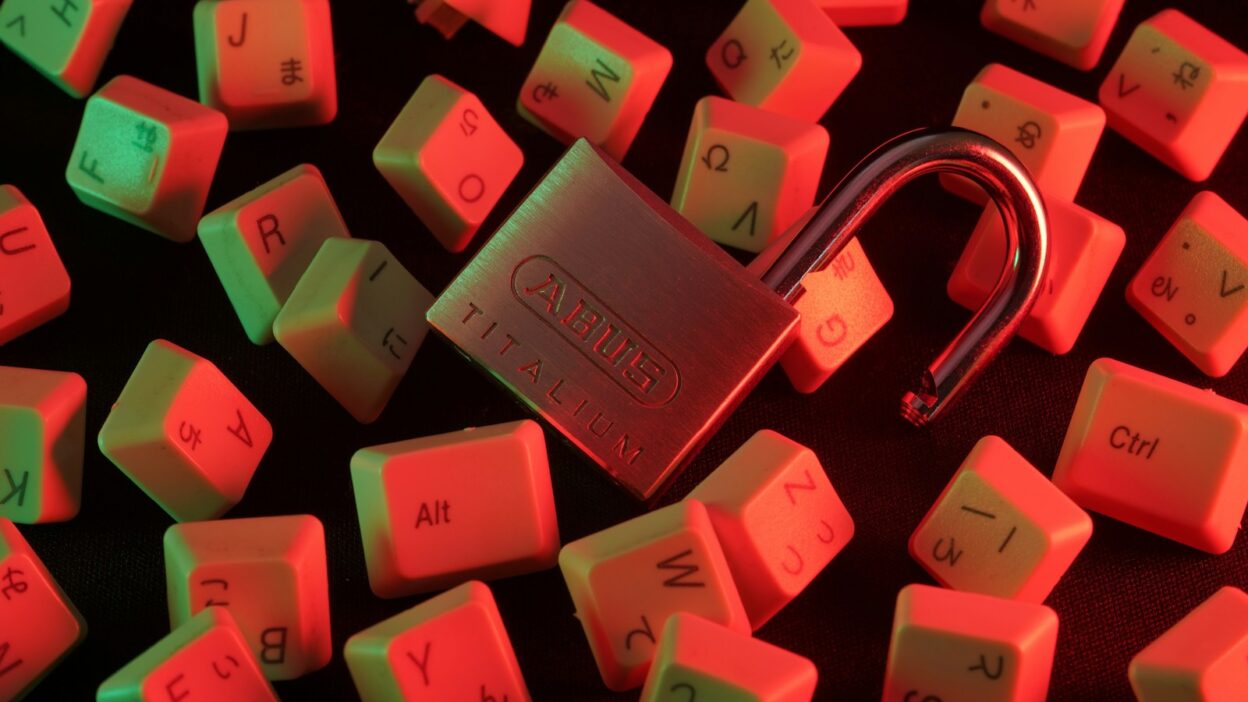 pink and white love you and love me print padlock